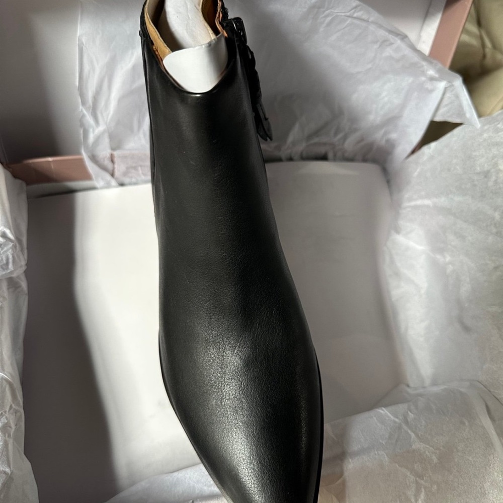 A-SPUR ANKLE BOOT IN BLACK